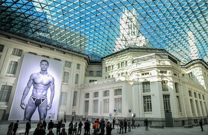 Cristiano Ronaldo, naked and giant, in 2013, in Madrid. 