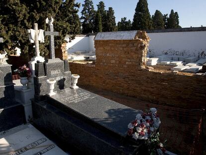 Obras para derribar construido por el franquismo en el cementerio de Sevilla.
