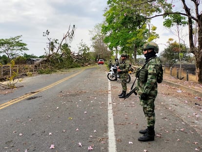 Fotografía cedida por las fuerzas militares de Colombia de soldados custodiando las vías en el Bajo Cauca antioqueño (Colombia), donde ha habido un paro minero infiltrado por el Clan del Golfo.