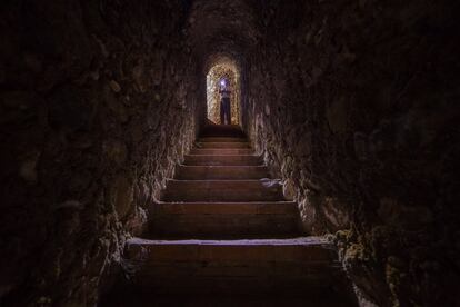 El ltimo tramo de escaleras est sepultado por un derrumbe de la colina en 1907.