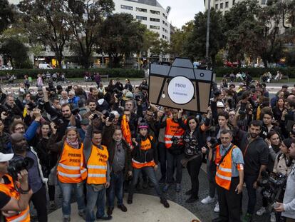 Periodistas y fotógrafos protestan en la plaza Catalunya de Barcelona.