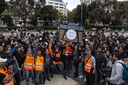 Periodistes i fotògrafs protesten a la plaça Catalunya de Barcelona.