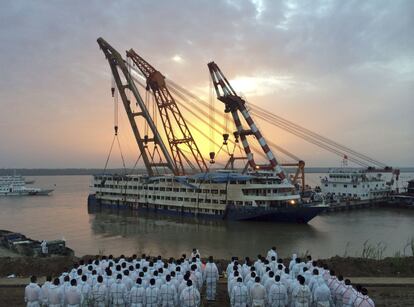 Unas grúas han dado la vuelta al Estrella de Oriente, barco que naufragó en el río Yangtze y los equipos de rescate esperan para recuperar los cuerpos que queden en el interior.