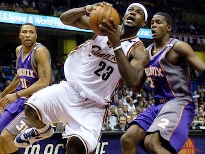 LeBron James se dispone a encestar.