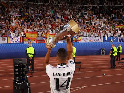 Casemiro, con el trofeo de la Supercopa de Europa el miércoles pasado en el Olímpico de Helsinki.