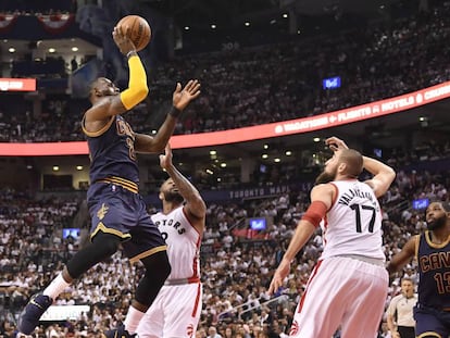 LeBron lanza, entre Tucker y Valanciunas. 