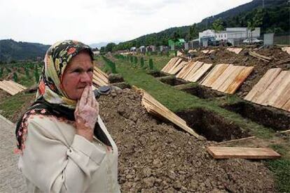 Una mujer camina ayer en el cementerio de Potocari, cinco kilómetros al norte de Srebrenica.