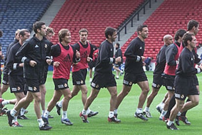 Los jugadores del Real Madrid, durante su entrenamiento en el Hampden Park.