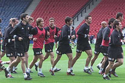 Los jugadores del Real Madrid, durante su entrenamiento en el Hampden Park.