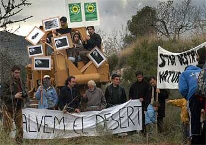 Vecinos y ecologistas, ayer, en el momento de parar las máquinas junto al Desert de les Palmes.