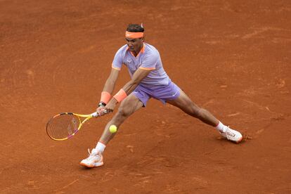 Nadal golpea de revés ante De Miñaur.