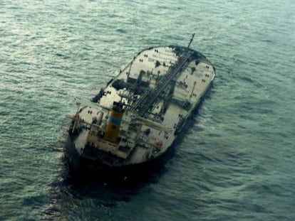 El petrolero <i>Hebei Spirit</i> tras el siniestro Taean Haean.