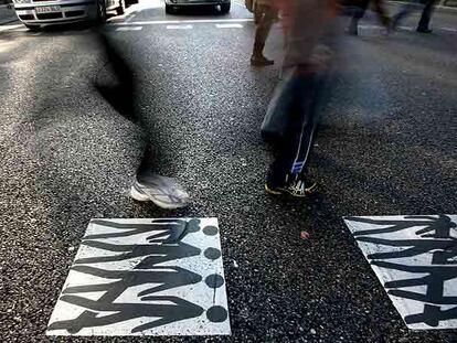 Un paso de cebra con señales de peatones