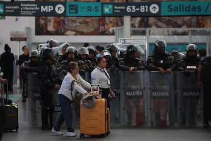 Fuerzas de seguridad montan guardia en el Aeropuerto de Ciudad de México por las manifestaciones del CNTE.