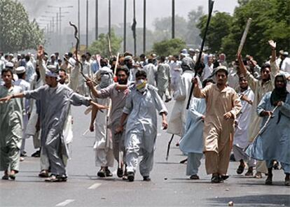 Seguidores del muftí Shamzai  en Karachi, durante las protestas por la muerte de este líder religioso.