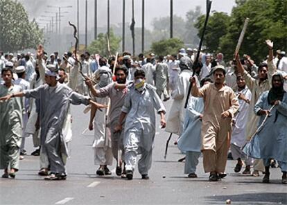 Seguidores del muftí Shamzai en Karachi, durante las protestas por la muerte de este líder religioso.