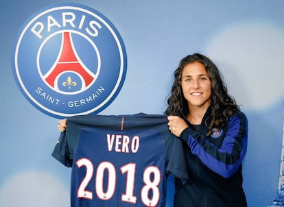 Vero Boquete posa con la camiseta del PSG.