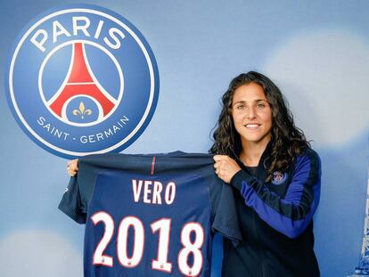 Vero Boquete posa con la camiseta del PSG.