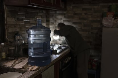 Detalle de una garrafa llena de agua que Mrad Mrad utiliza para cocinar al no poder contar habitualmente con agua corriente. “Antes comprábamos agua embotellada, pero ahora no nos lo podemos permitir. Los precios han subido mucho y nuestra moneda ya no tiene el valor que tenía”, explica.