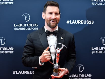 El futbolista argentino Leo Messi, con el premio Laureus, el lunes.