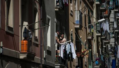 Dos veïns de la Barceloneta, en un balcó.