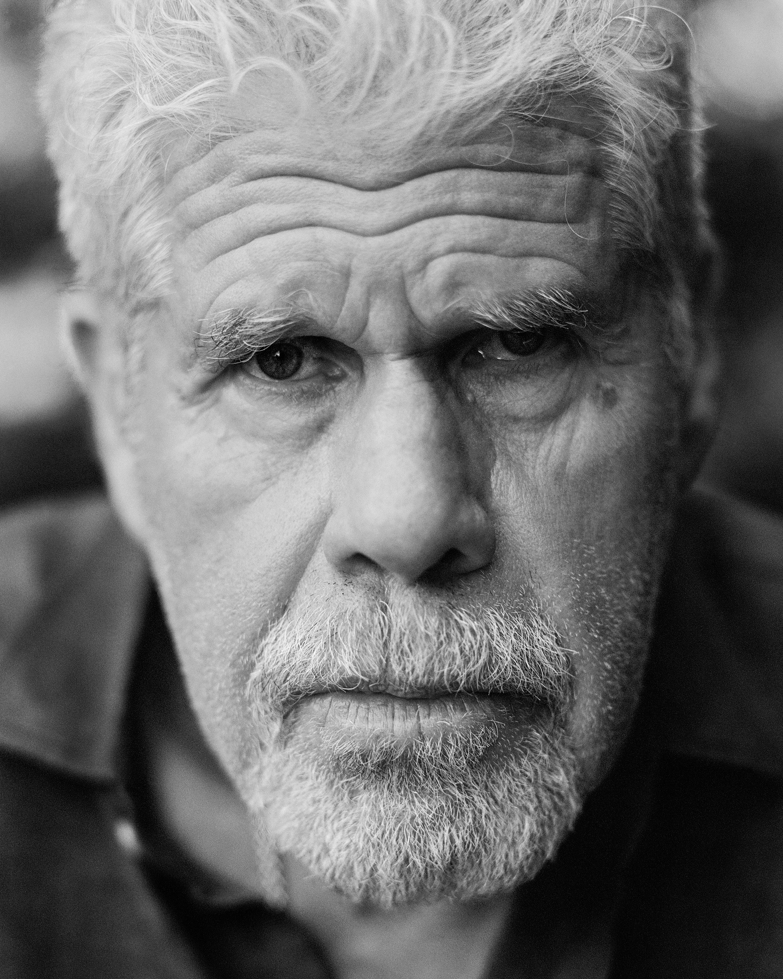 Ron Perlman: “A menos que seas Brad Pitt o George Clooney, la mayoría de los actores no podemos decidir nuestros papeles”
