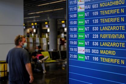 Pantalla con los próximos vuelos en el aeropuerto de Gran Canaria, este lunes.