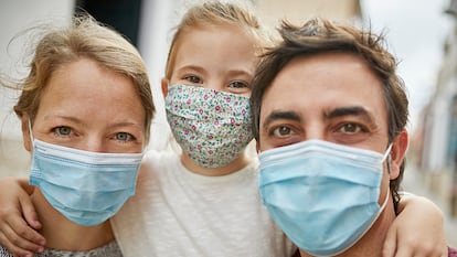 Modelos para todas las edades, desde mascarillas con diseños infantiles hasta las más estándares. GETTY IMAGES.