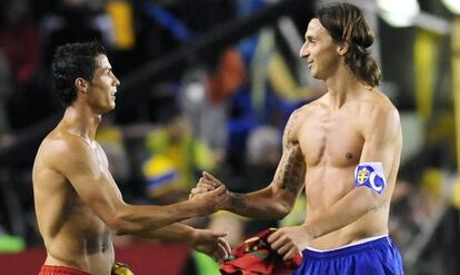 Cristiano e Ibrahimovic se saludan tras un Portugal-Suecia clasificatorio para el Mundial de 2010.