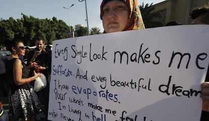 Una mujer egipcia sostiene una pancarta durante una protesta contra el acoso sexual en El Cairo, Egipto, el 14 de junio de 2014. 