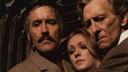 Christopher Lee, Silvia Tortosa y Peter Cushing, en 'Pánico en el Transiberiano' (1972), de Eugenio Martín.