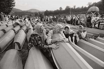 Madres y esposas de víctimas lloran en Potocari antes de la ceremonia funeral de 2010.