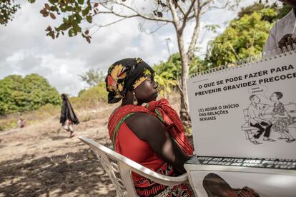 Una vecina de Massininca sostiene a su hijo mientras escucha a la enfermera que está realizando una charla sobre métodos anticonceptivos y educación sexual. Solo un cuarto de las mozambiqueñas recurre al uso de preservativos y otros métodos de protección para evitar embarazos no deseados y enfermedades de transmisión sexual.