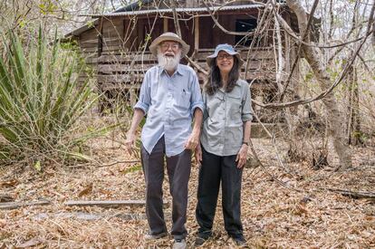 Daniel H. Janzen y Winnie Hallwachs, delante de su casa.