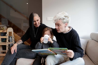 Elur con sus madres Alba y Natalia en su casa de Munguia (Bizkaia).