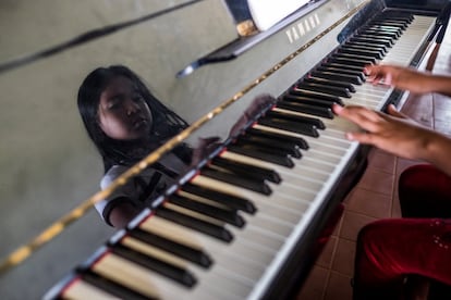 En la imagen, Olga Papu Claure, de nueve años, vive en Urubichá y es una pianista de extraordinario talento. En un concierto en Santa Cruz conoció a un profesor de música estadounidense, que, impresionado por sus dotes, mandó un piano desde Estados Unidos a Bolivia. Por desgracia, los insectos lo devoraron. 