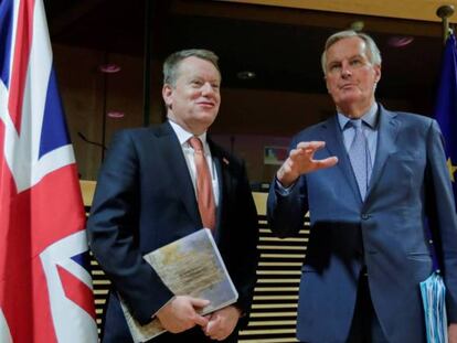 El negociador británico para el Brexit, David Frost, junto al representante de la UE, Michel Barnier.