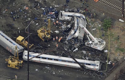 Los equipos de rescate que trabajan entre los restos del tren siniestrado en Filadelfia. A bordo del tren 188 que cubría la ruta Washington-Nueva York viajaban 243 personas, 238 pasajeros y cinco miembros de la tripulación.