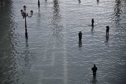 El nivel de mareas se registra en Venecia desde 1923. En la imagen, varias personas pasean por la inundada plaza de San Marcos, este miércoles.