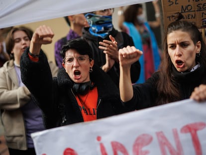 Varias personas protestan durante una concentración de la Federación Plataforma Trans, el pasado 28 de octubre.
