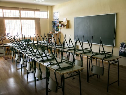 Un aula de un colegio madrileño, cerrado por covid-19.