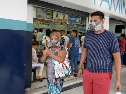 Ciudadanos acuden a comprar tapabocas este sábado en Guayaquil (Ecuador).