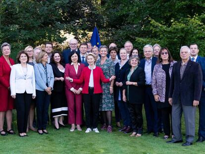 La fotografía de familia de la nueva Comisión Europea, con su presidenta Ursula von der Leyen (centro), tomada este jueves en la localidad belga de Genval.