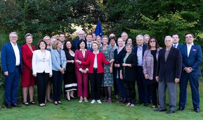 La fotografía de familia de la nueva Comisión Europea, con su presidenta Ursula von der Leyen (centro), tomada este jueves en la localidad belga de Genval.