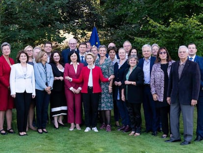 La fotografía de familia de la nueva Comisión Europea, con su presidenta Ursula von der Leyen (centro), tomada este jueves en la localidad belga de Genval.