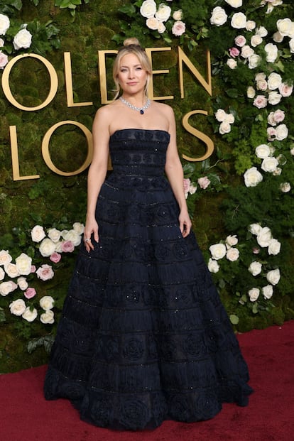 Kate Hudson, una de las presentadoras de la gala, llegó con una propuesta más tradicional pero espectacularmente elegante: un vestido lleno de bordados con escote palabra de honor de Carolina Herrera. 