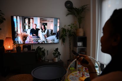 Una mujer ve uno de los episodios del documental 'Enrique y Meghan', estrenado en Netflix el 8 de diciembre de 2022. 