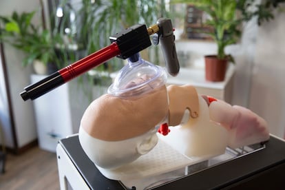 Dispositivo autoaplicable para casos de atragantamiento.