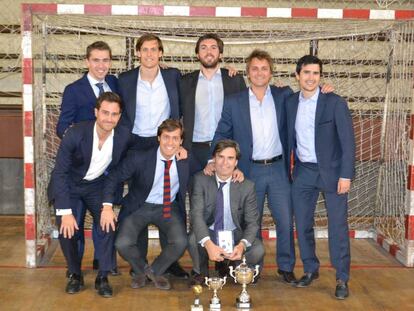 Los componentes del equipo de fútbol de Ramón y Cajal Abogados, posan con el trofeo de la liga de despachos. En la foto de izda. a dcha. y de arriba abajo: José Luis Martínez, Javier Trillo, Álvaro Basco, Alfonso Fernández-Miranda, Jesús Navas, Daniel Pardeza, Gonzalo Fernández-Bravo y Damián Gaubeka.