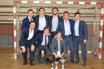 Los componentes del equipo de fútbol de Ramón y Cajal Abogados, posan con el trofeo de la liga de despachos. En la foto de izda. a dcha. y de arriba abajo: José Luis Martínez, Javier Trillo, Álvaro Basco, Alfonso Fernández-Miranda, Jesús Navas, Daniel Pardeza, Gonzalo Fernández-Bravo y Damián Gaubeka.